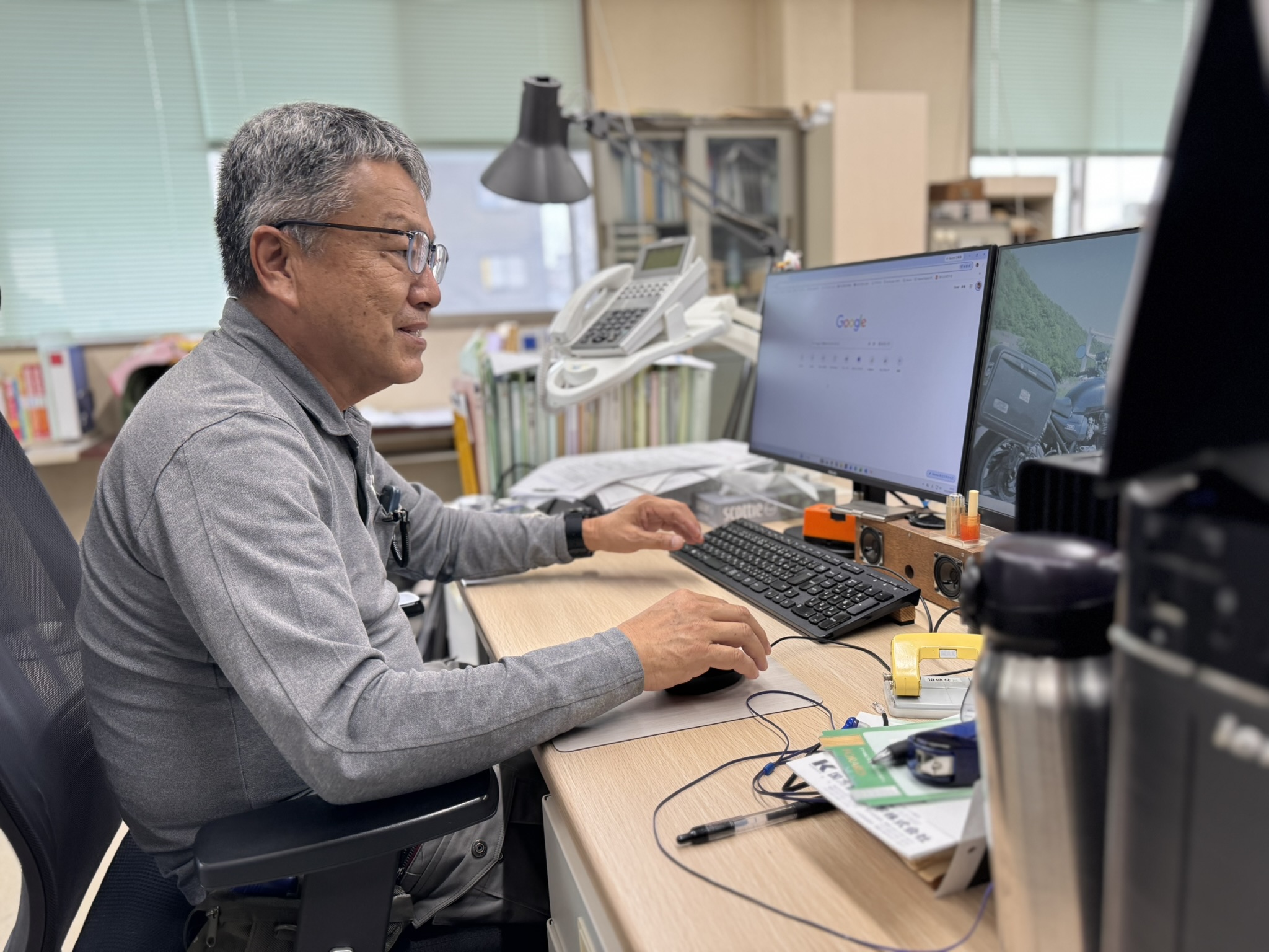 打ち合わせをする若手スタッフ