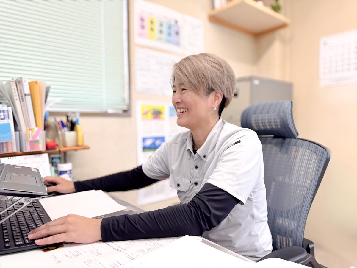 事務所で働くスタッフ