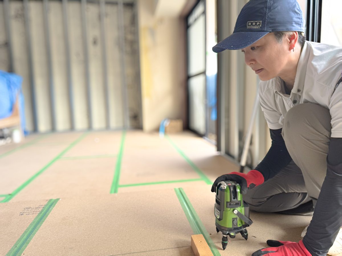 レーザー墨出し器で作業するスタッフ